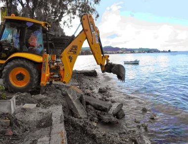 Στην Αθηνών-Σουνίου συνεχίζονται και σήμερα οι κατεδαφίσεις αυθαιρέτων